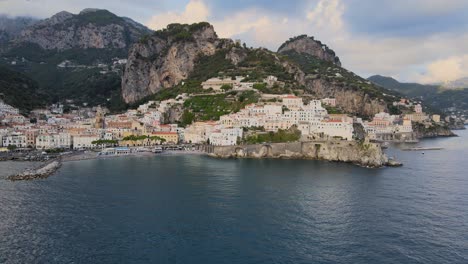 Amalfi-An-Der-Amalfischküste,-Provinz-Salerno,-Italien