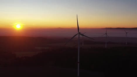 Luftaufnahme-Von-Windkraftanlagen-Bei-Sonnenuntergang