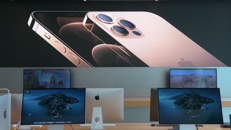 Die-Multinationale-Amerikanische-Technologiemarke-Apple-Store,-Die-Am-Tag-Der-Einführung-Der-Neuen-Iphone-12--Und-Iphone-12-Pro-handys-Zu-Sehen-War