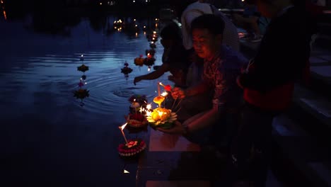 Festival-Loy-Krathong---Gente-Tailandesa-Encendiendo-Las-Velas-Y-Poniendo-Loy-Krathongs-En-El-Agua