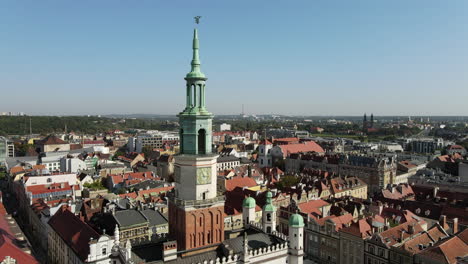 Drone-shot-of-Stary-Rynek-square-and-old-market-square-in-Poznan,-Poland
