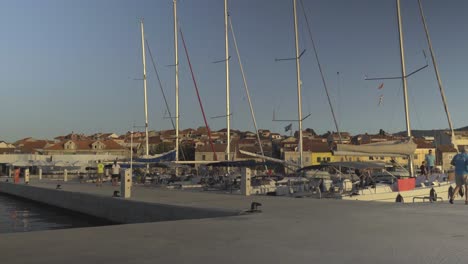 Yachten-Und-Segelboote,-Die-Entlang-Eines-Neuen-Betonpiers-In-Vela-Luka-In-Kroatien-Angedockt-Sind
