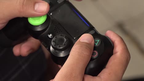 Un-Jugador-Presionando-Botones-En-Un-Controlador-De-Videojuegos