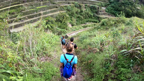 Excursionistas-Caminan-Hacia-Las-Terrazas-De-Arroz-De-Batad