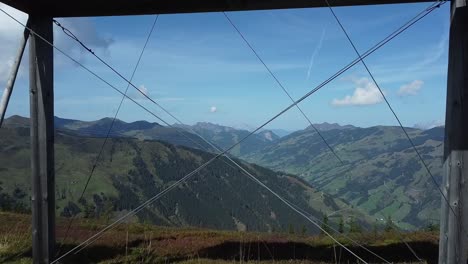 Volando-A-Través-De-Una-Obra-De-Arte-En-La-Montaña-Schmittenhöhe-Con-El-Nombre:-Hola,-Tome-Asiento-O-Comunicación-2000