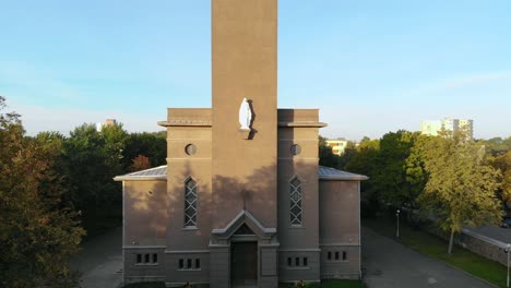 Vista-Aérea,-Fachada-De-La-Torre-De-La-Iglesia-Y-Cruces-En-La-Torre-Temprano-En-La-Mañana