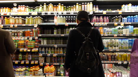 Los-Clientes-Compran-En-El-Pasillo-De-Jugos-En-La-Tienda-De-Comestibles