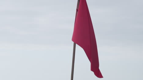 Warnflagge-Für-Hohe-Gefahren-Auf-Der-Stange-Am-Strand-Von-Olon