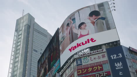 Vallas-Publicitarias-Digitales-En-El-Edificio-Que-Reproducen-Anuncios-Del-Cruce-De-Shibuya-En-Tokio,-Japón