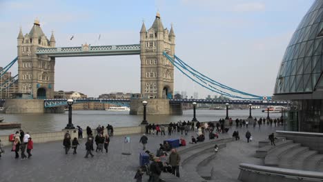 Time-lapse-of-Tower-Bridge-on-a-summer-busy-day