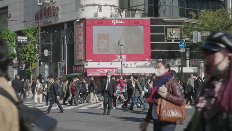 überfüllte-Menschen-Mit-Gesichtsmaske-Auf-Der-Belebtesten-Straße-Der-Shibuya-kreuzung-Während-Der-Covid-19-pandemie-In-Tokio,-Japan