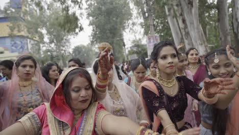 In-Dehradun-Uttarakhand-Indien,-Indische-Hochzeit-Während-Der-Korona,-Verwandte-Tanzen-Auf-Der-Straße