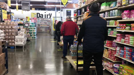 Clientes-En-Cola-Con-Distanciamiento-Social-Dentro-De-La-Tienda-De-Efectivo-Y-Transporte-En-Coos-Bay,-Oregon---Protocolo-De-Salud-Coronavirus---Toma-Panorámica