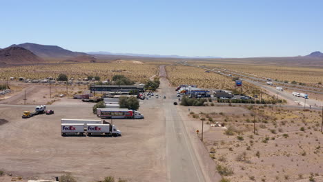 Trucks-Parken-An-Einem-Truckstop-Mitten-Im-Nirgendwo-In-Der-Kalifornischen-Wüste