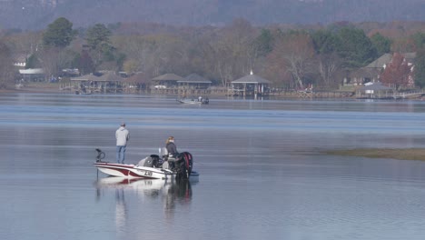 Hombre-Y-Mujer-Pescando-En-Un-Pequeño-Lago-De-Botes-A-Cámara-Lenta