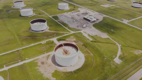 Imágenes-Aéreas-De-La-Refinería-Del-Campo-Petrolífero-De-Patoka,-Que-También-Es-El-Punto-De-Terminación-Del-Oleoducto-De-Acceso-De-Dakota