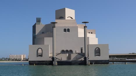 Una-Vista-Del-Museo-De-Artes-Islámicas-Desde-El-Paseo-Marítimo-De-Corniche-En-Doha,-Qatar