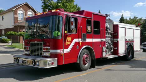 Brillante-Camión-De-Bomberos-Estacionado-En-La-Escena-Del-Incendio-En-El-área-Suburbana-De-Mississauga,-Canadá