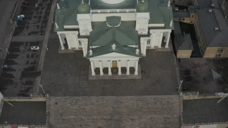 Kathedrale-Von-Helsinki.-Drohnenneigung-über-Der-Kuppel
