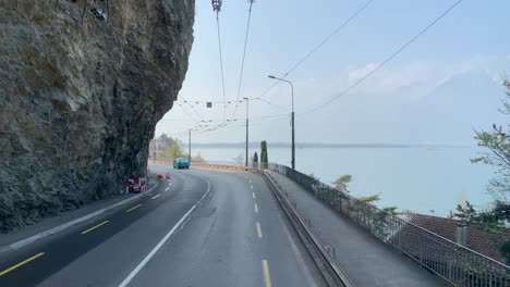 Vistas-Mientras-Conduce-Y-Llega-Y-Conduce-Por-La-Ciudad-De-Montreux,-Suiza,-Junto-Al-Lago-De-Ginebra