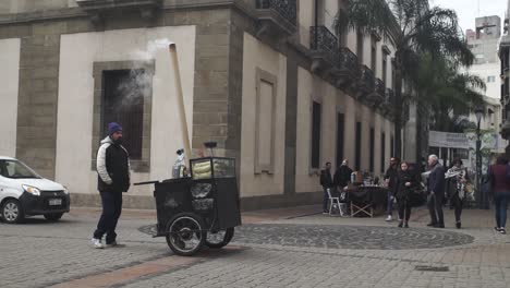 Statische-Slomo-Aufnahme-Eines-Straßenhändlers-In-Montevideo