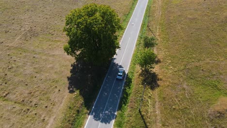 Conducir-Un-Automóvil-En-Una-Carretera-Rural-Vacía-En-Imágenes-De-Drones-De-4k