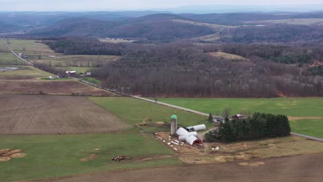Rotating-aerial-shot-of-peaceful-farmlands-of-Rome,-Pennsylvania