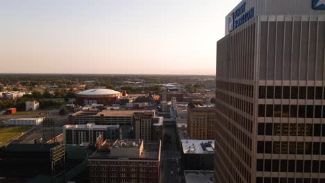 Fliegen-Um-Die-Skyline-Der-Innenstadt-Von-Memphis-Bei-Sonnenuntergang-4k