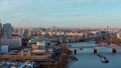 Einrichtung-Eines-Luftdrohnen-Schiebereglers,-Der-Bei-Sonnenaufgang-Die-Themse,-London-Eye,-Westminster-Aufnimmt