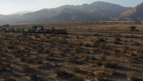 Sistema-Ferroviario-En-El-Paisaje-Desértico-De-Sierra-Nevada-En-California,-Antena