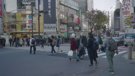 Menschen-An-Beiden-Enden-Der-Spur,-Die-Während-Der-Corona-virus-pandemie-In-Tokio,-Japan,-über-Die-Shibuya-kreuzung-Gehen