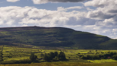 Zeitraffer-Der-Ländlichen-Hügellandschaft-An-Einem-Sonnigen-Sommertag-Mit-Vorbeiziehenden-Wolken-In-Irland