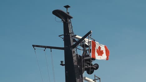 Bandera-Canadiense-Ondeando-Al-Viento-En-El-Mástil-De-Un-Ferry