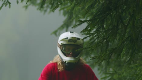 Mountainbiker-Trifft-Mit-Seinem-Helm-In-Zeitlupe-Auf-Einen-Ast