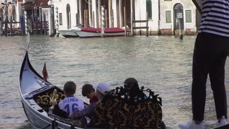 Turistas-Navegando-En-Góndola,-Venecia