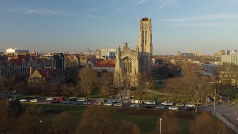 University-of-Chicago-Campus-with-City-Skyline-in-Background,-Drone-Descends