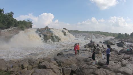 Gente-Disfrutando-En-Las-Cascadas-Del-Río-Usri-En-Giridih,-Jharkhand,-India