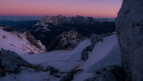 Bewegungszeitraffer-Eines-Spektakulären-Sonnenaufgangs-Auf-Den-Trentiner-Dolomiten-In-Italien-Mit-Farbenfrohem-Überblick-über-Den-Schneebedeckten-Gipfel-Am-Frühen-Morgen