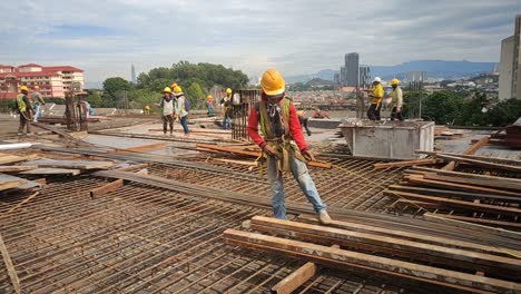 Bauarbeiter,-Die-Tagsüber-Auf-Der-Baustelle-Arbeiten
