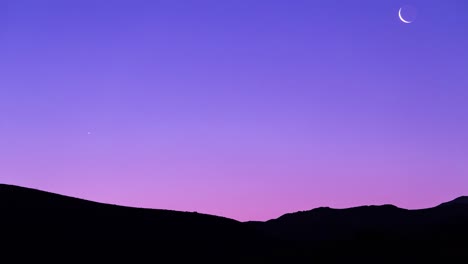 Hermoso-Crepúsculo-Púrpura-Azul-Oscuro-Cielo-Nocturno-Y-Luna-Subida-Momento-Antes-Del-Amanecer