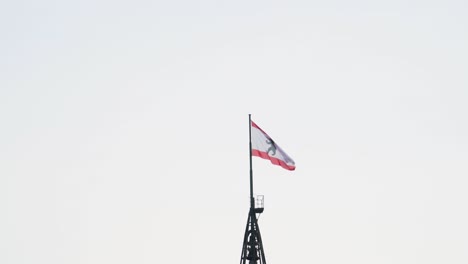 Bandera-De-Berlín-Ondeando-En-El-Viento-En-La-Torre---ángulo-Bajo-Con-Fondo-Blanco.