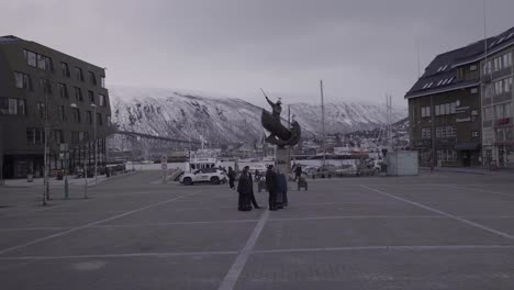 Personas-Vestidas-Con-El-Traje-Bunad-Durante-El-Día-De-La-Constitución-Noruega-En-Tromso