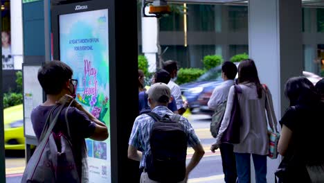 Personas-Esperando-El-Autobús-En-La-Parada-De-Autobús-De-Orchard-Road