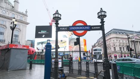 Eingang-Zum-U-Bahn-Eingang-Piccadilly-Circus-Mit-Verkehr-Im-Hintergrund-London