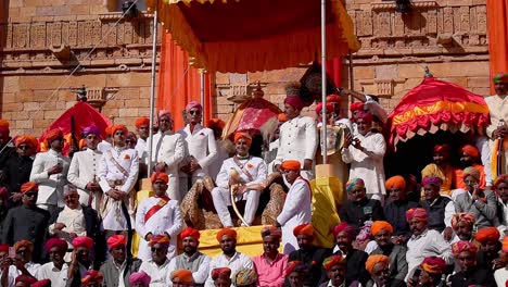 Nuevo-Rey-De-Jaisalmer-Se-Sienta-En-El-Trono-Después-De-La-Ceremonia-De-Coronación
