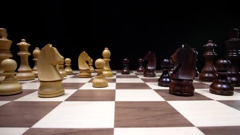 Schwarz-Und-Weiß-Spielen-Eine-Partie-Schach-Und-Bewegen-Ihre-Schachfiguren-über-Das-Schachbrett