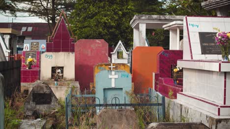 Disparo-De-Movimiento-De-Diapositivas-De-Batak-Stone-Grave-Tumba-Cementerio-Cristiano-Indonesio