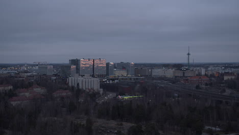 Pan-Del-Paisaje-Urbano-De-Helsinki-Al-Atardecer