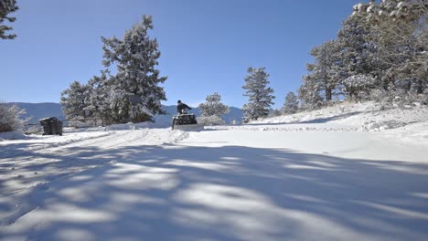 Ein-Kaukasischer-Mann,-Der-Mit-Einem-Atv-Oder-Einem-4-rad-Schnee-In-Richtung-Der-Kamera-Pflügt