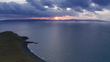 Luftdrohne-Sonnenuntergang-überführung-Küste-Und-Klippen-In-Der-Nähe-Von-Uig-Skye-Schottland-Herbst